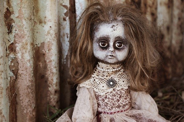 strašidelná panenka