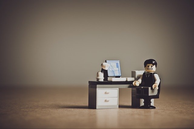 LEGO postavička, stres v práci.jpg